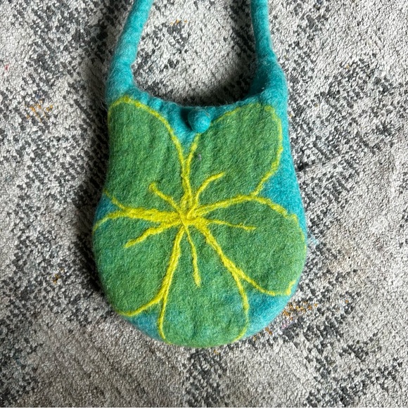 Clover Shoulder Bag - Picture 2 of 2